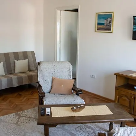 Dvosoban Stan U Strogom Centru *